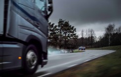 Connected Safety: Camioanele și autoturismele Volvo se avertizează reciproc
