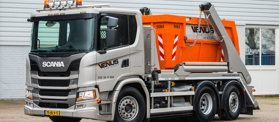 Camion Scania ultrascurt pentru transport de containere