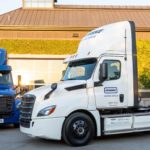 Daimler a livrat primele camioane electrice Freightliner eCascadia