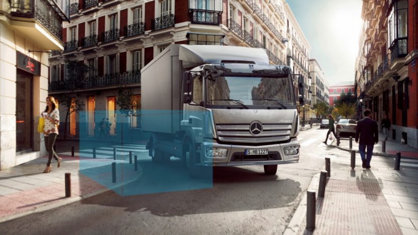 Sisteme Sideguard Assist disponibile ca soluții retrofit pentru camioanele, autocarele și autobuzele Mercedes și Setra