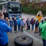 MAN învață copiii cum să se comporte în autobuze și în jurul acestora