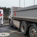 Video: Camion electric în stația de încărcare. Avantaje și dezavantaje