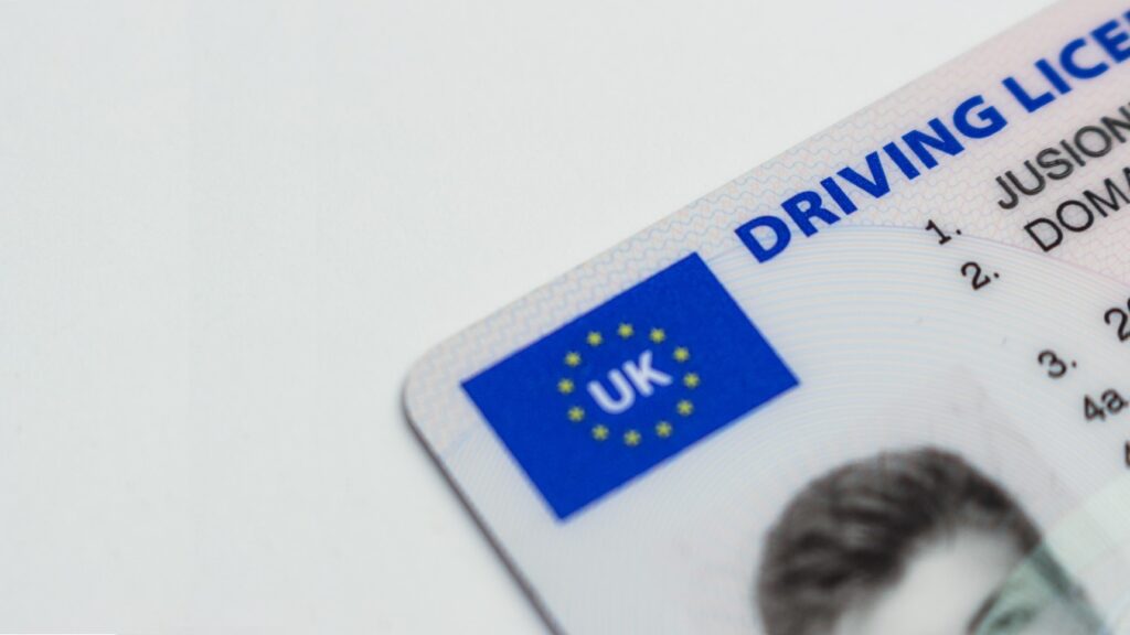 ARR: Șoferii cu permise obținute în UK nu mai pot da examen pentru atestate în România