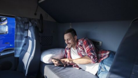 Viața pe roți: cum își transformă șoferii profesioniști cabina camionului în casă temporară