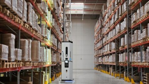 Maersk și iB Cargo introduc roboți autonomi într-un centru logistic în România